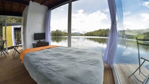 Minibar, lydisolert, ekstrasenger (mot et tillegg) og wi-fi (inkludert)