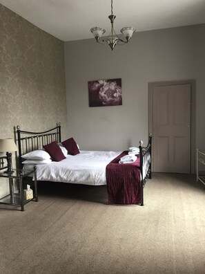 Traditionelt dobbeltværelse - eget badeværelse - udsigt til flod (Room 2)