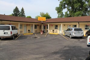 Free self parking - Budget Inn Port Hope (Port Hope)