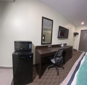 Room, 1 Queen Bed | Living area