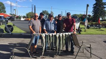 Un grupo de personas de pie detrás de una mesa con pescado exhibido.
