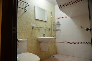 Combined shower/bathtub, deep-soaking bathtub, free toiletries