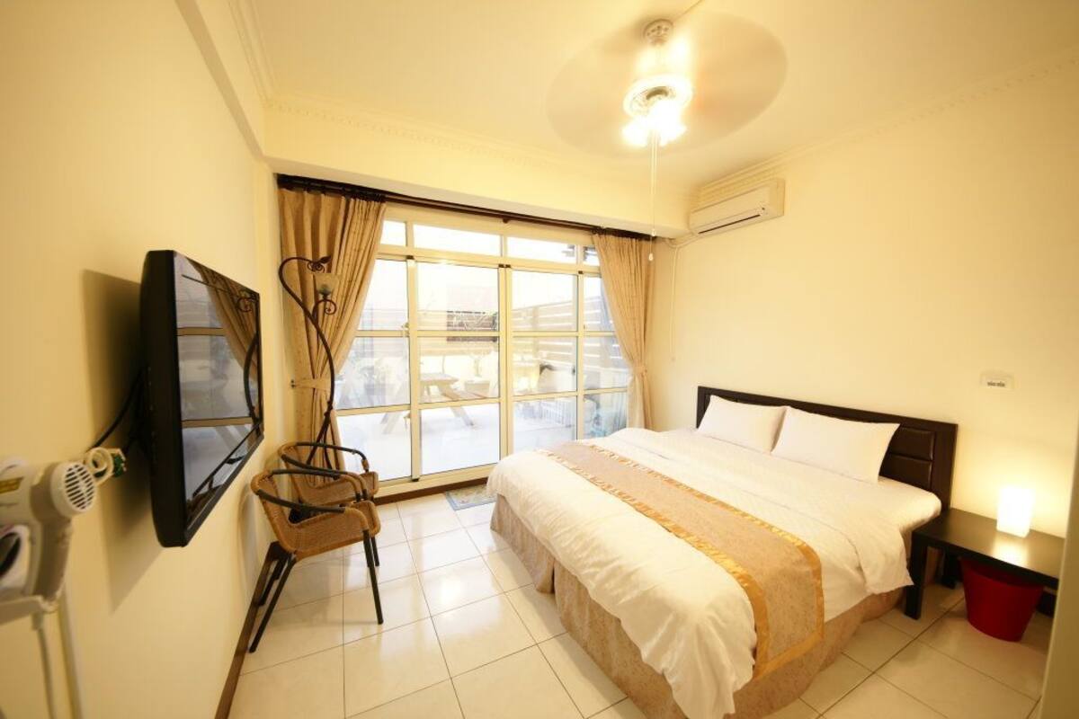 Double Room (shared) | Desk, free WiFi