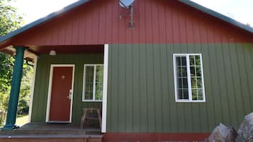 Deluxe One-Bedroom Room #17 - 2 Queen Beds, 1 Sofa Bed, No Pets Allowed. | Exterior