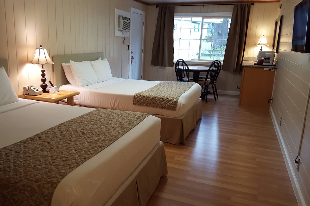 Standard Room, 2 Queen Beds (No Pets Allowed On Premises) | Gratis wifi, beddengoed