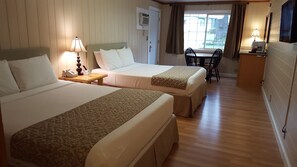 Standard Room, 2 Queen Beds (No Pets Allowed On Premises) | 免費無線上網、床單