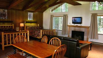 Living area | Flat-screen TV