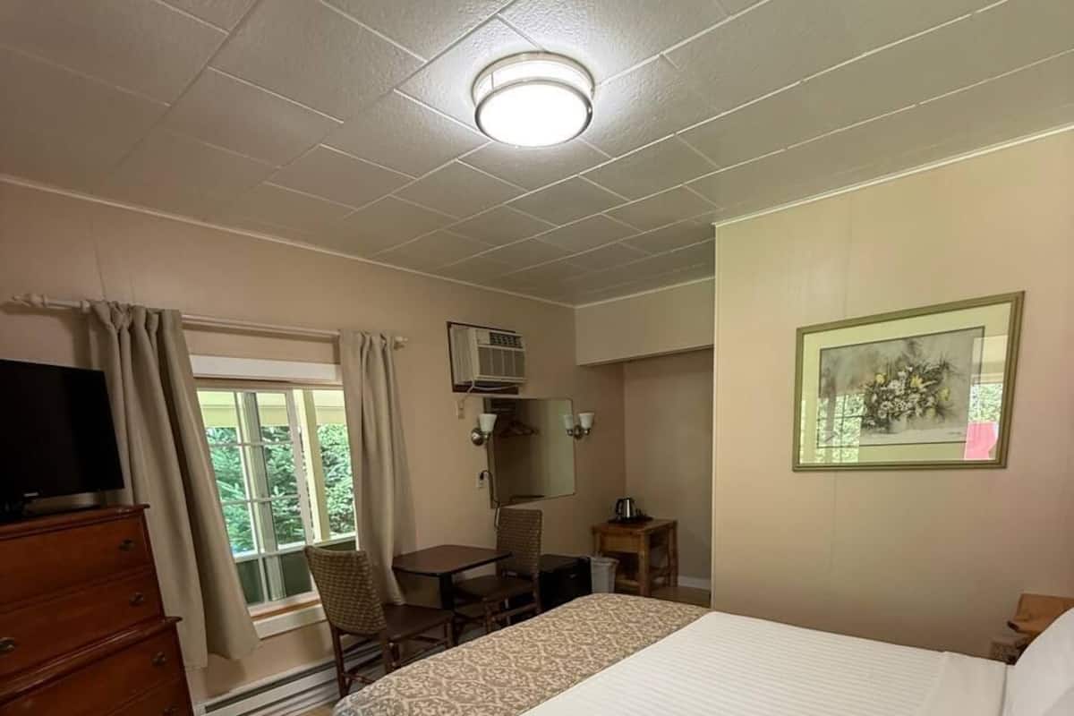 Standard Room #24 - 1 Queen Bed, Private Bathroom, Second Floor, No Pets Allowed | 外観