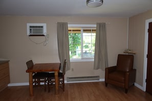 Standard Room #27 - 1 Queen Bed, Private Bathroom, Second Floor, No Pets Allowed | WiFi (無料)、ベッドシーツ