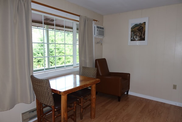 Standard Room #26 - 1 Queen Bed, Second Floor, Private Bathroom, No Pets Allowed | WiFi (無料)、ベッドシーツ