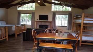 Deluxe Studio, Full Kitchen, Multiple Beds (No Pets Allowed On Premises) | Free WiFi, bed sheets