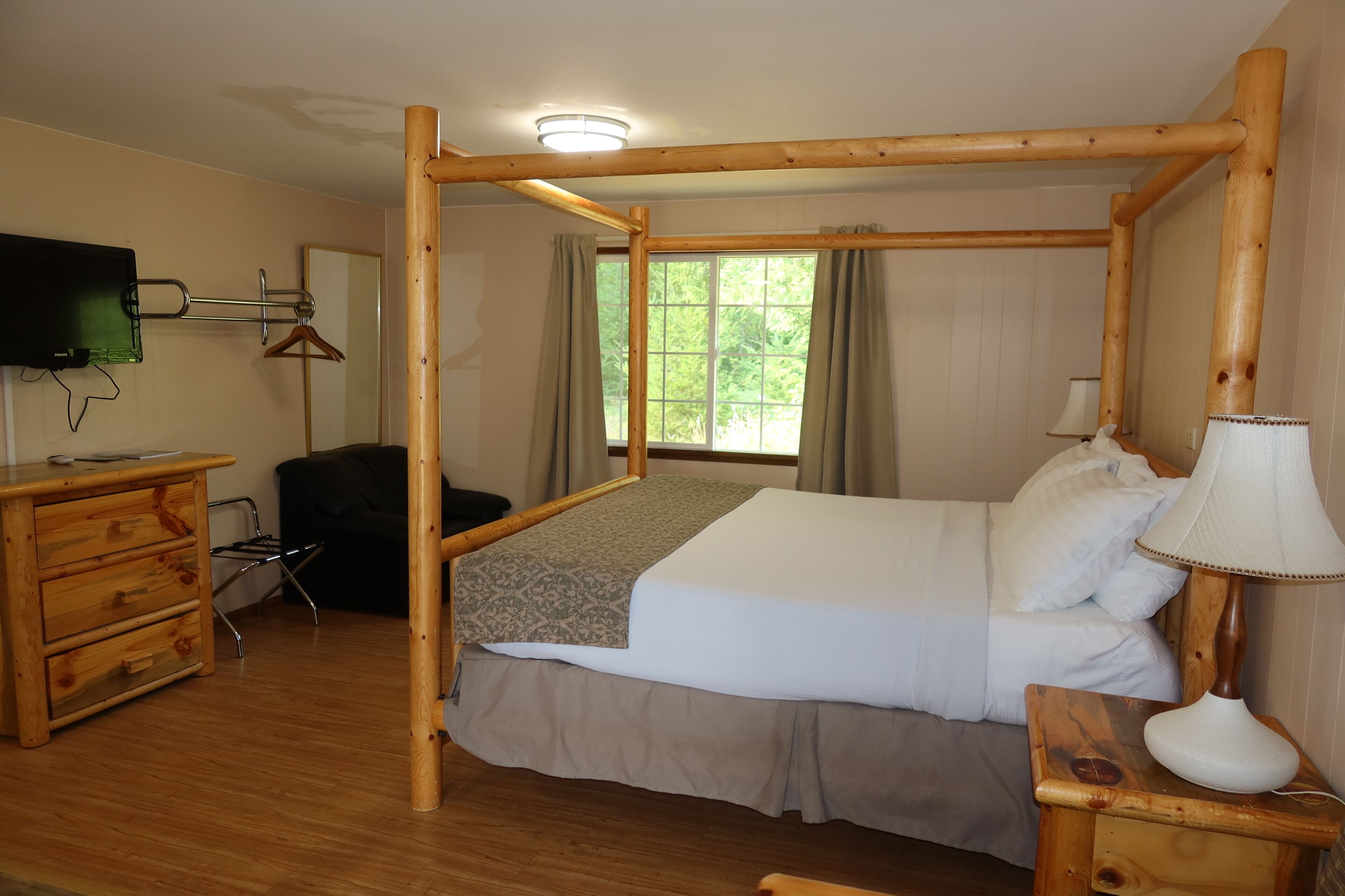 Standard Room #14 - 1 King Bed, Kitchenette. No Pets Allowed | Wifi gratis y ropa de cama 