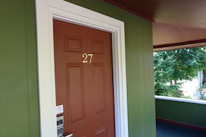 Standard Room #27 - 1 Queen Bed, Private Bathroom, Second Floor, No Pets Allowed | 外観