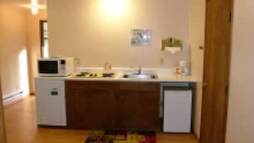 Standard Room #16 - 1 King Bed, Kitchenette. No Pets Allowed | Shared kitchen