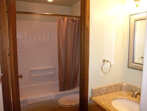 浴室 | 免費盥洗用品、吹風機、毛巾