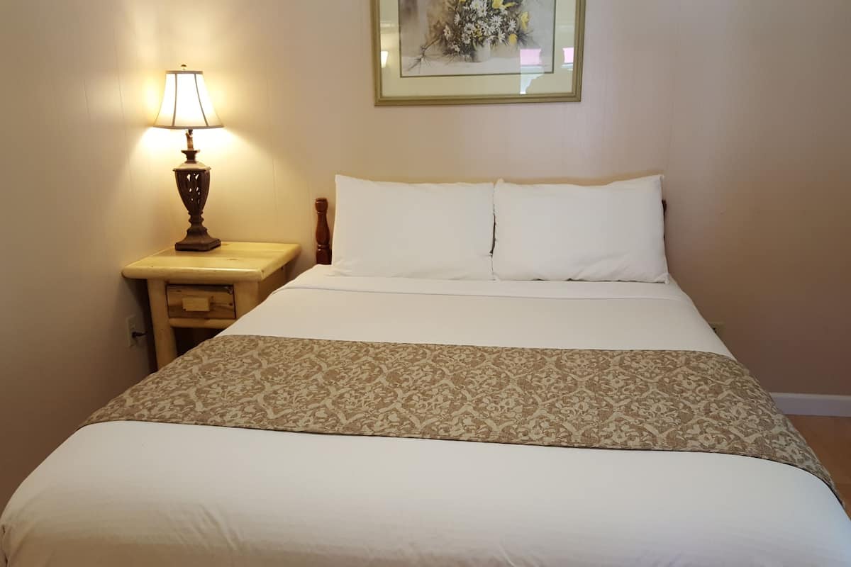 Standard Room, 1 Queen Bed (No Pets Allowed On Premises) | Gratis wifi, beddengoed