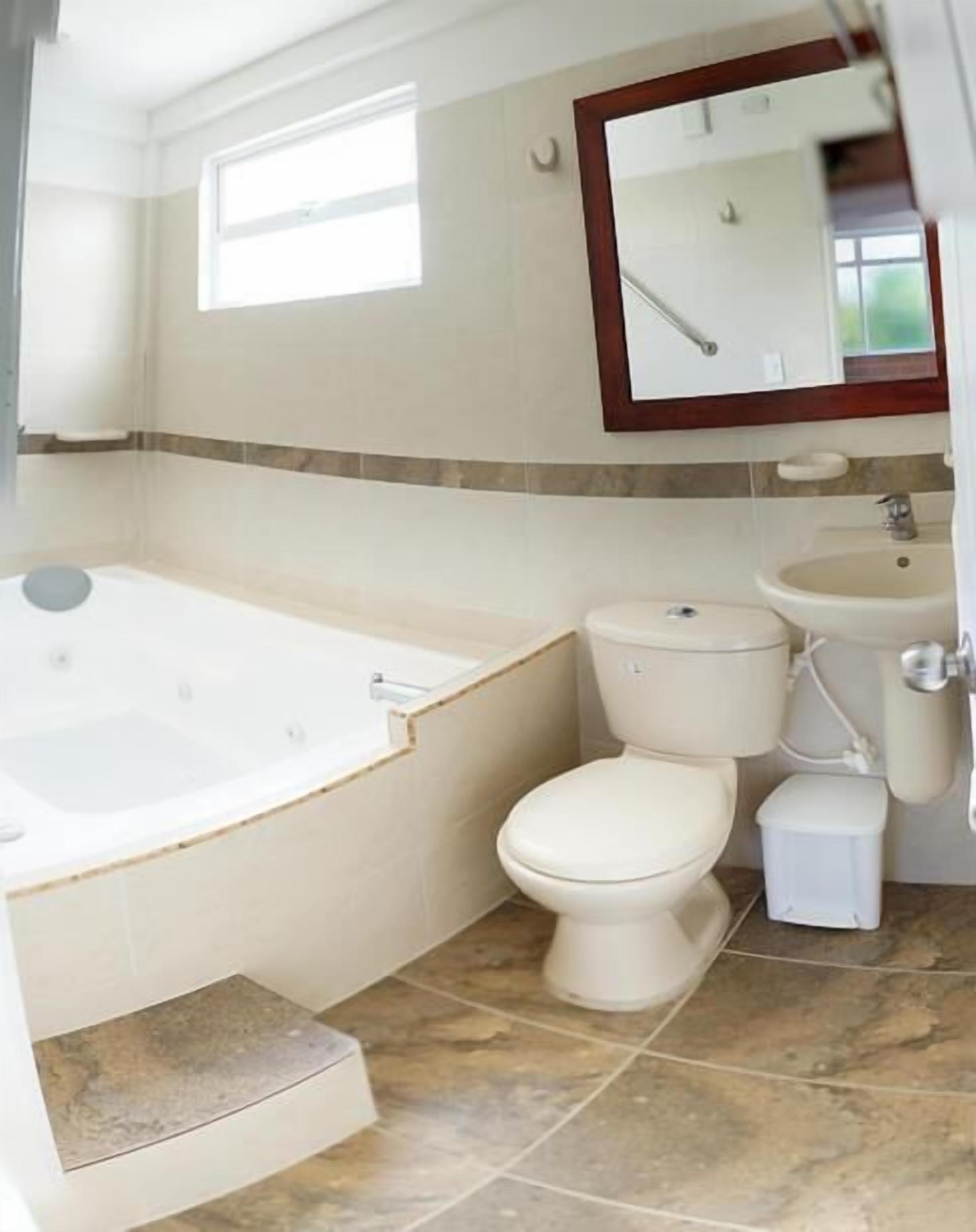 Jetted bathtub