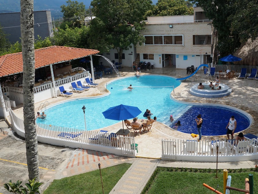 Piscina externa, guarda-sóis, espreguiçadeiras