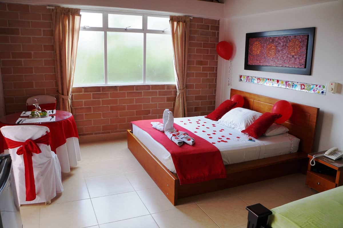 Habitación cuádruple | Espacio para trabajar con laptop, wifi gratis y ropa de cama