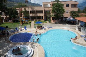 Außenpool, Sonnenschirme, Liegestühle