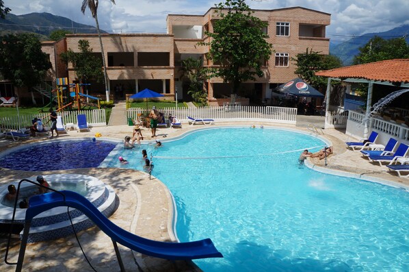 Außenpool, Sonnenschirme, Liegestühle