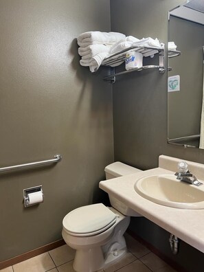 Combined shower/bathtub, free toiletries, hair dryer, towels - White Lake Lodge and RV Campground (White Lake)