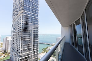 Premier One Bedroom Ocean View | Balcony