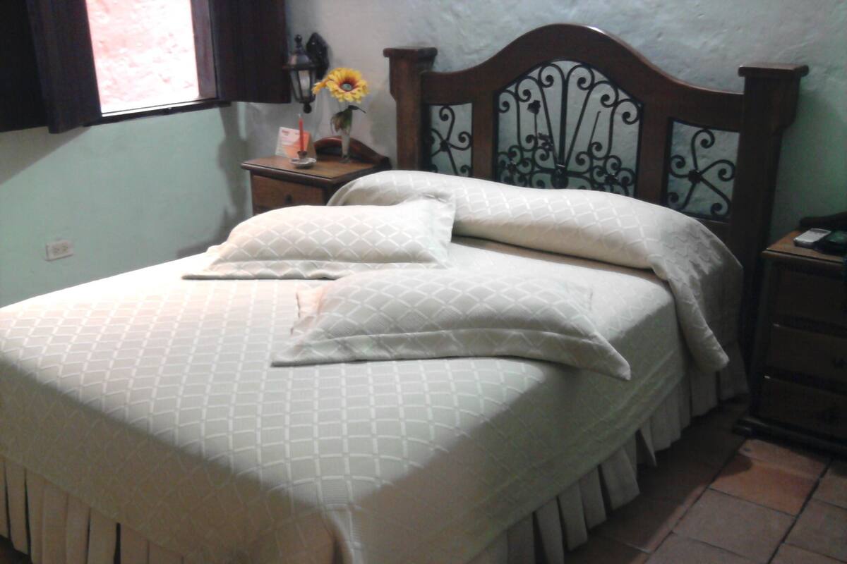 Quarto casal standard | Roupas de cama premium, cofres nos quartos, camas extras/dobráveis