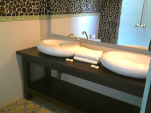 Standard Double Room | Bathroom | Shower