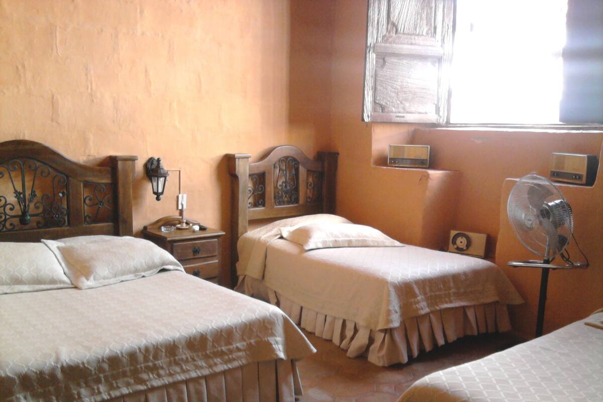 Quarto triplo standard | Roupas de cama premium, cofres nos quartos, camas extras/dobráveis