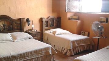 Habitación triple estándar | Ropa de cama de alta calidad, caja fuerte, camas supletorias gratuitas