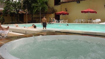 Bañera de hidromasaje al aire libre