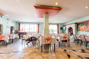 Breakfast and lunch served, Regional cuisine - Hotel Arisa Oaxaca (Oaxaca)