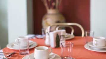 Breakfast and lunch served, Regional cuisine