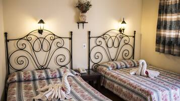 Tremannsrom – standard, 2 dobbeltsenger | Strykejern/-brett, wi-fi (inkludert) og sengetøy