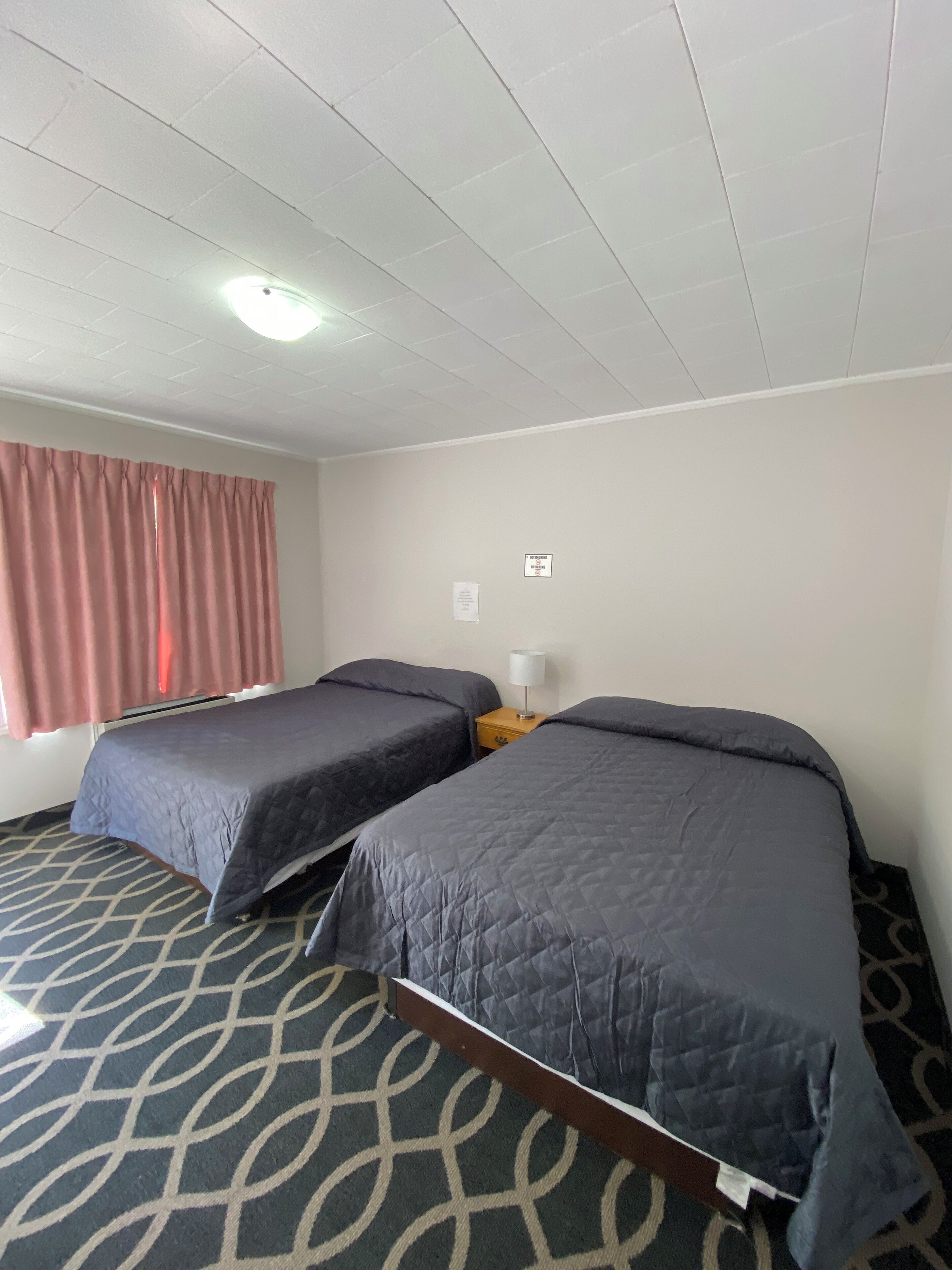 Tabla de planchar con plancha, wifi gratis y ropa de cama 