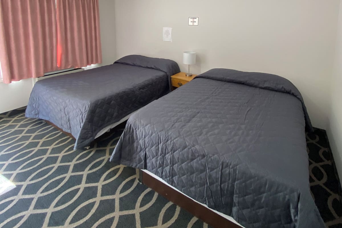 Tabla de planchar con plancha, wifi gratis y ropa de cama