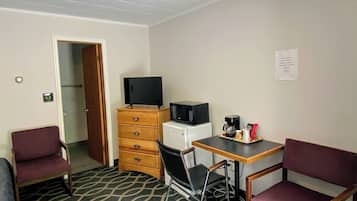 Tabla de planchar con plancha, wifi gratis y ropa de cama
