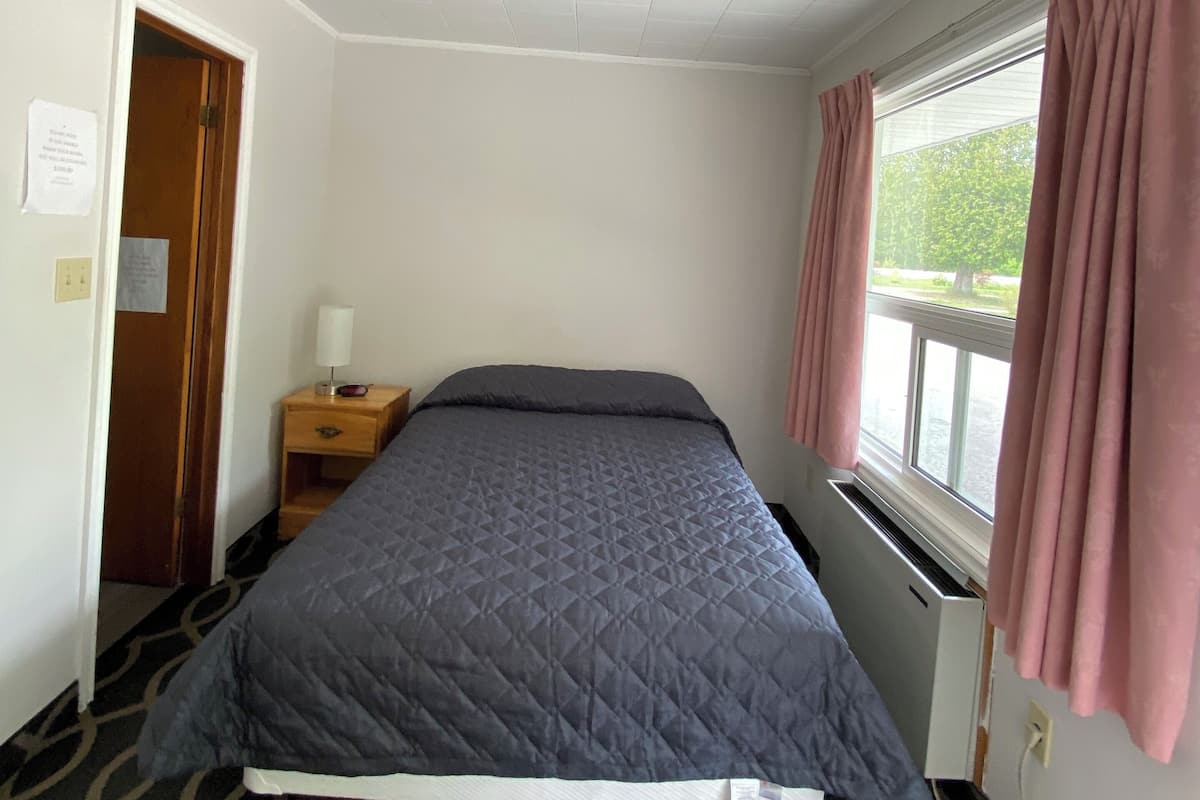 Standard Single Room, 1 Katil Kelamin (Double) | Seterika/papan seterika, Wi-fi percuma, cadar katil