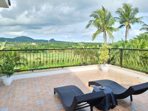 Habitación cuádruple familiar, balcón, vistas parciales al mar | Terraza o patio