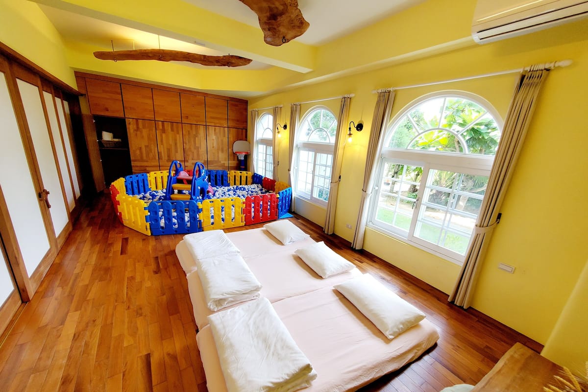 Habitación básica con 2 camas individuales, baño compartido | Edredones de plumas, mobiliario individual, sistema de insonorización