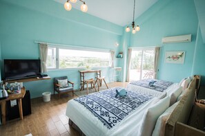 Habitación cuádruple familiar, balcón, vistas parciales al mar | Edredones de plumas, mobiliario individual, sistema de insonorización