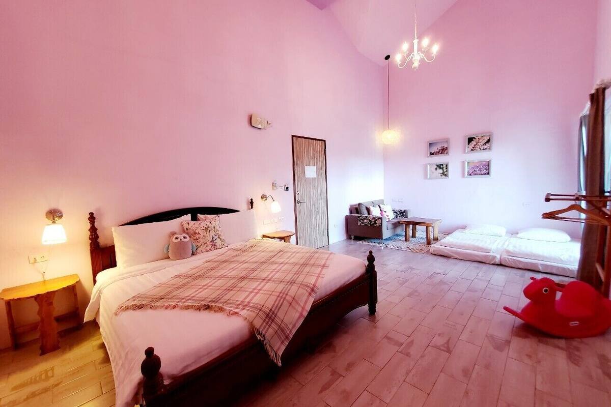 Habitación romántica doble | Edredones de plumas, mobiliario individual, sistema de insonorización