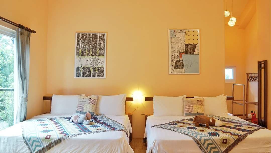 Cubrecamas, muebles diferentes, sistema de insonorización y wifi gratis 