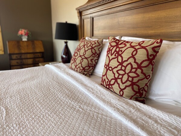 1 غرفة نوم وأغطية فراش متميزة وبديكورات فريدة لكل غرفة