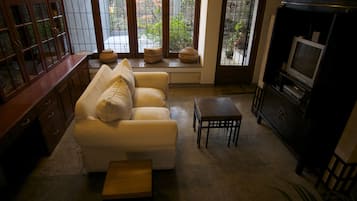 Kamar Double Standar, 1 Tempat Tidur Double, pemandangan halaman | Area keluarga | TV layar datar