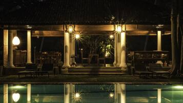 Breakfast, lunch, dinner served; international cuisine