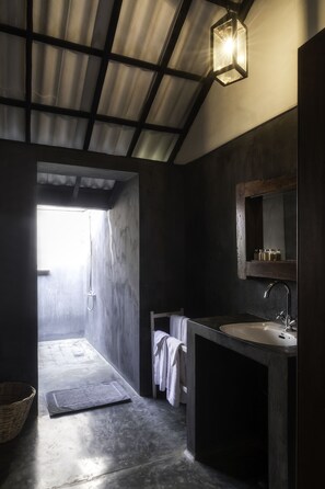 Vila grand, 3 quartos, banheiro compartilhado, vista para o jardim | Banheiro | Chuveiro, chuveiro com efeito de chuva, produtos de toalete de grife 