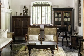 Villa – grand, 3 soverom, delt bad, hageutsikt | Oppholdsområde