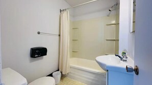 Standard Studio | Bathroom - Summerside Motel and Cabins (Summerside)